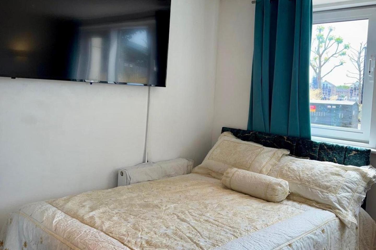 Apartment Cosy With River View London
