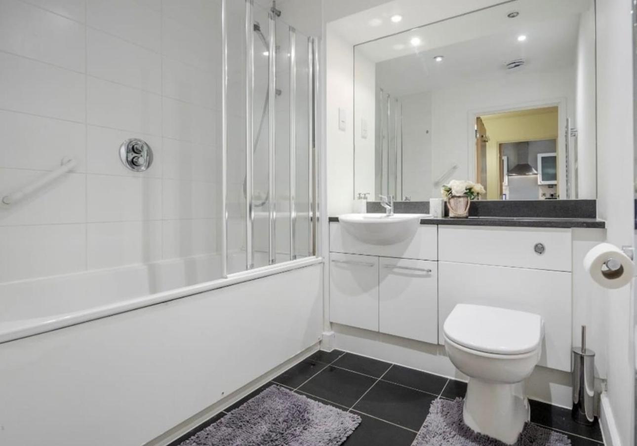 Cosy With River View * London