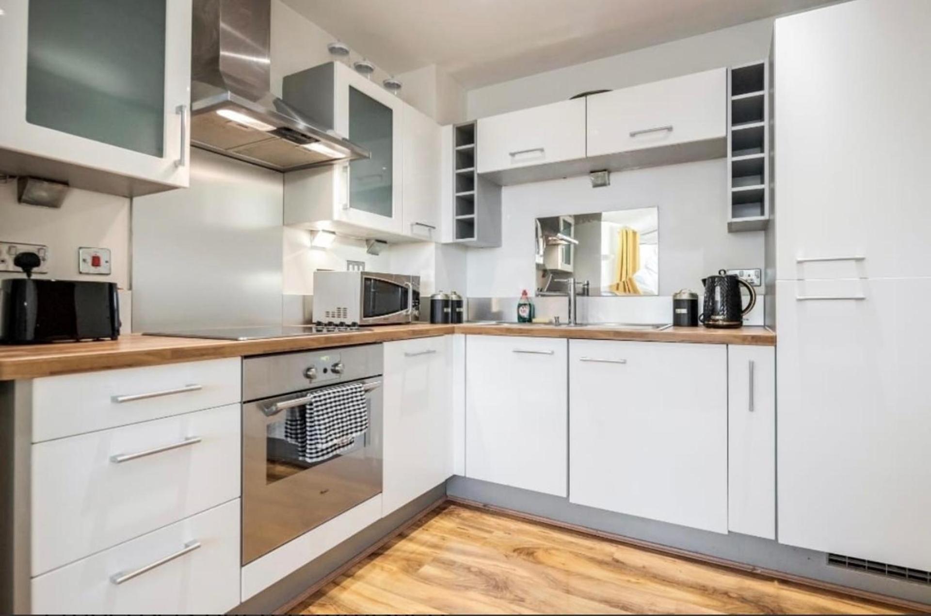 Apartment Cosy With River View London